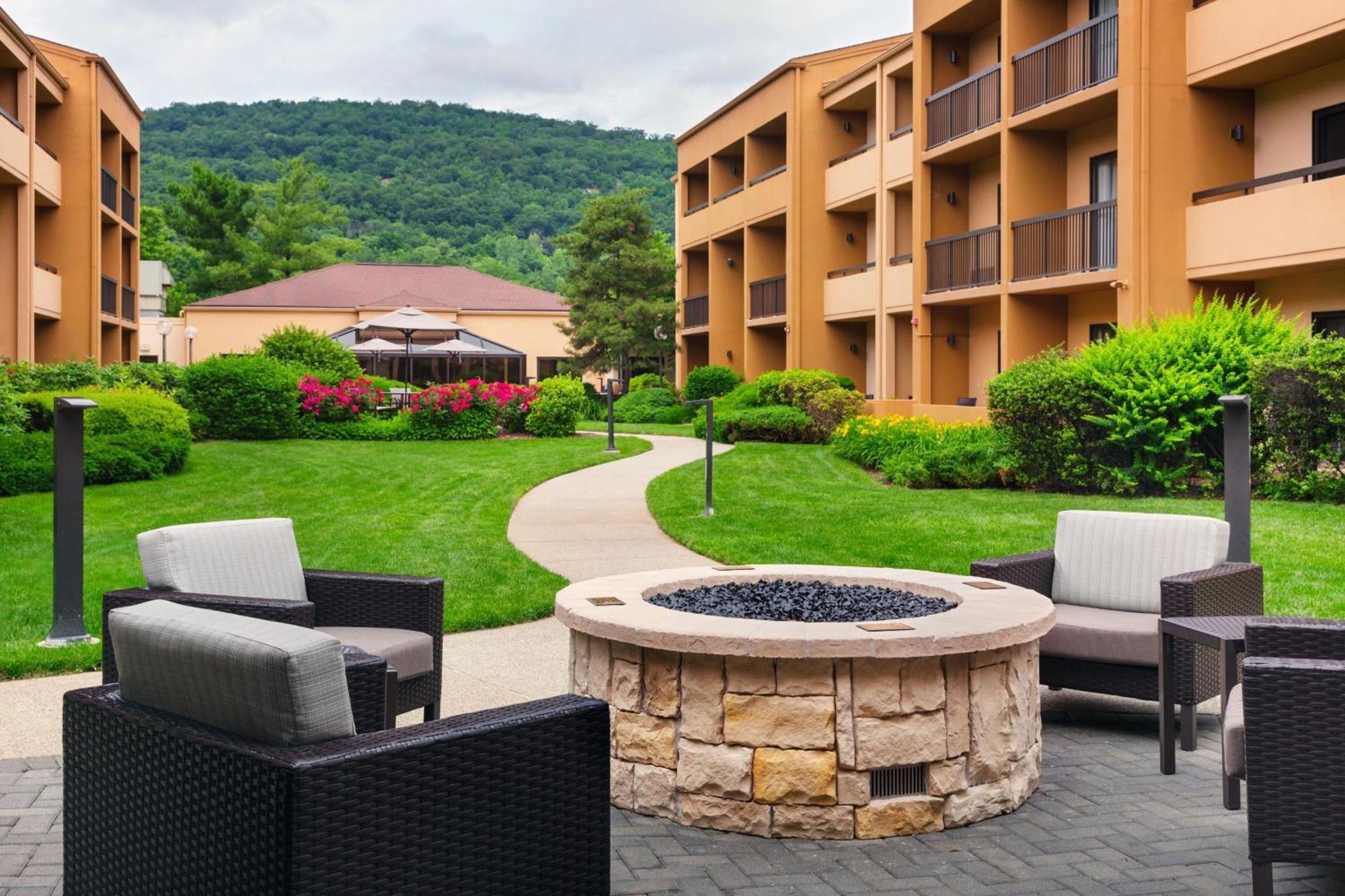 Courtyard By Marriott Mahwah Hotel Exterior photo