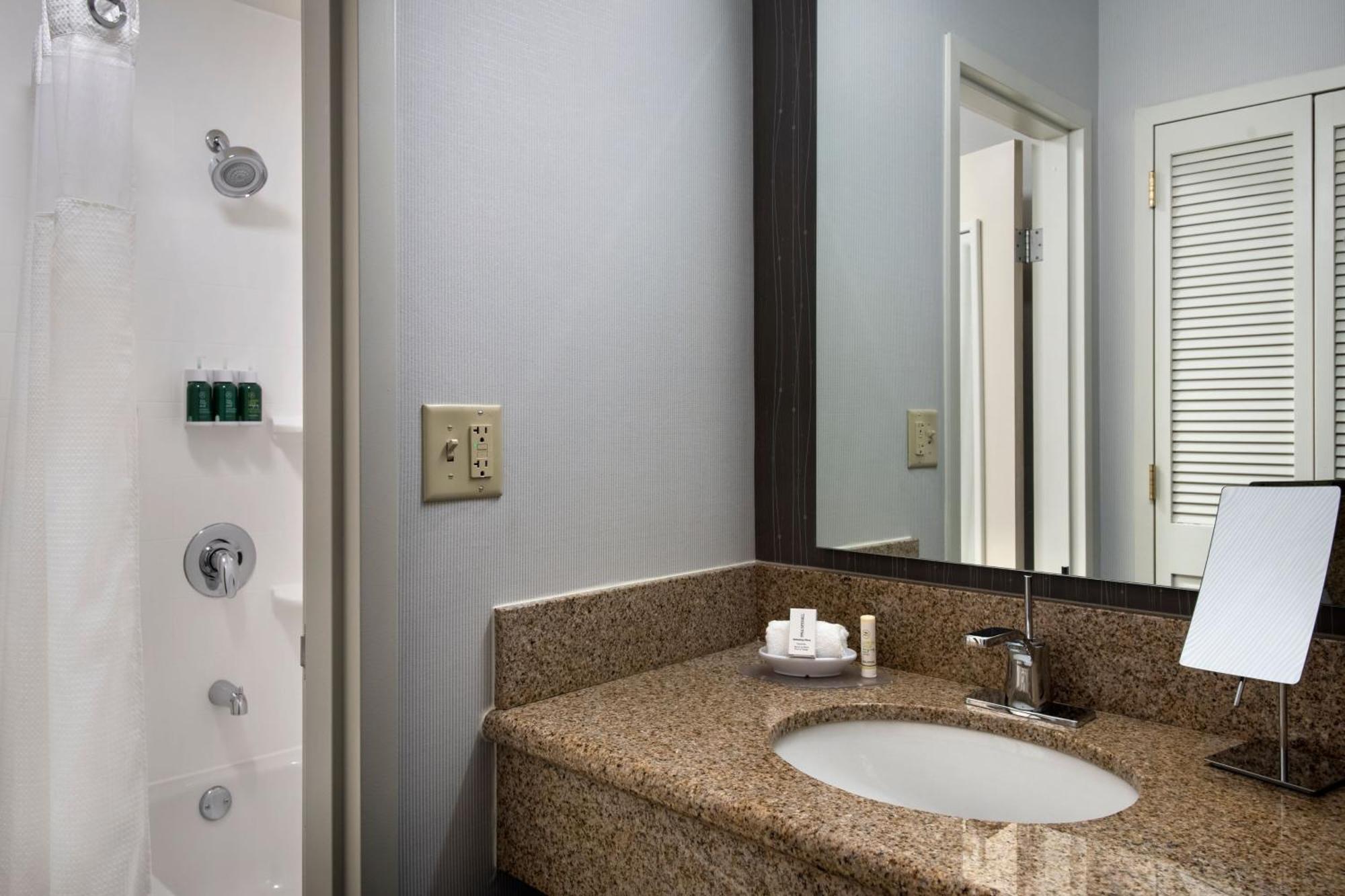 Courtyard By Marriott Mahwah Hotel Exterior photo