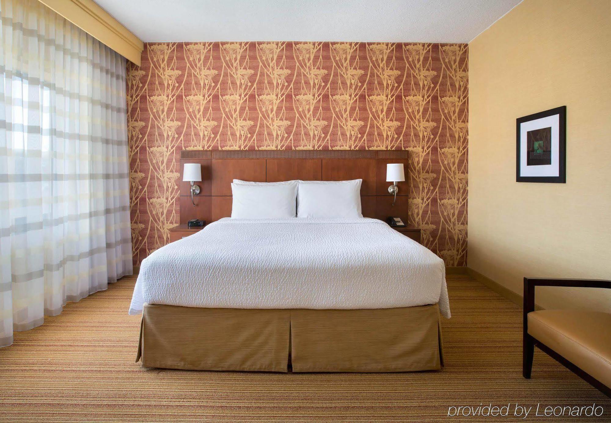 Courtyard By Marriott Mahwah Hotel Exterior photo