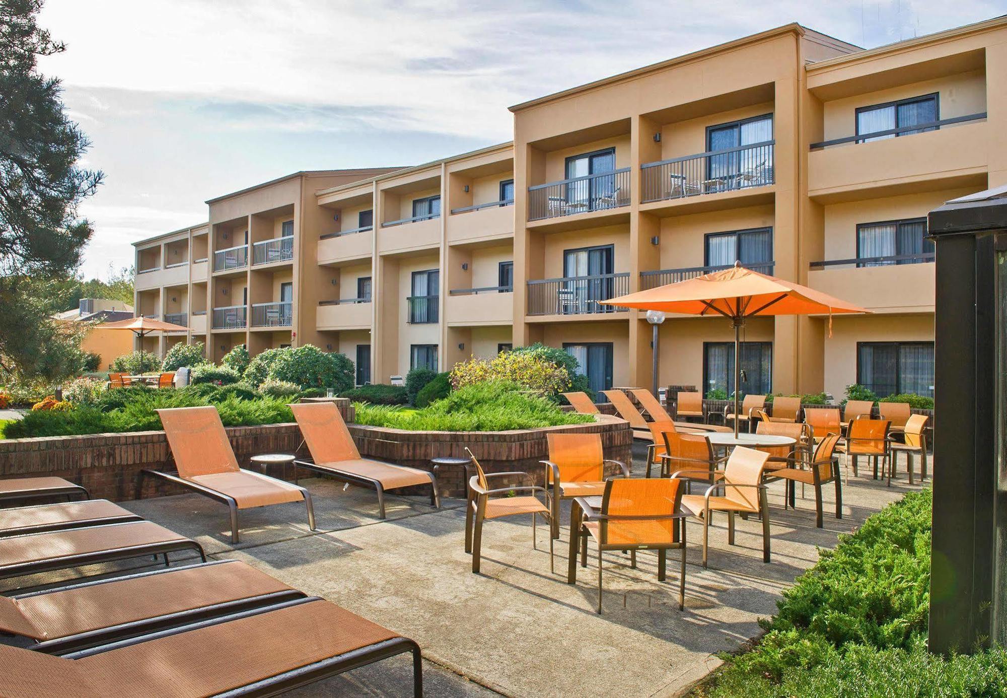 Courtyard By Marriott Mahwah Hotel Exterior photo