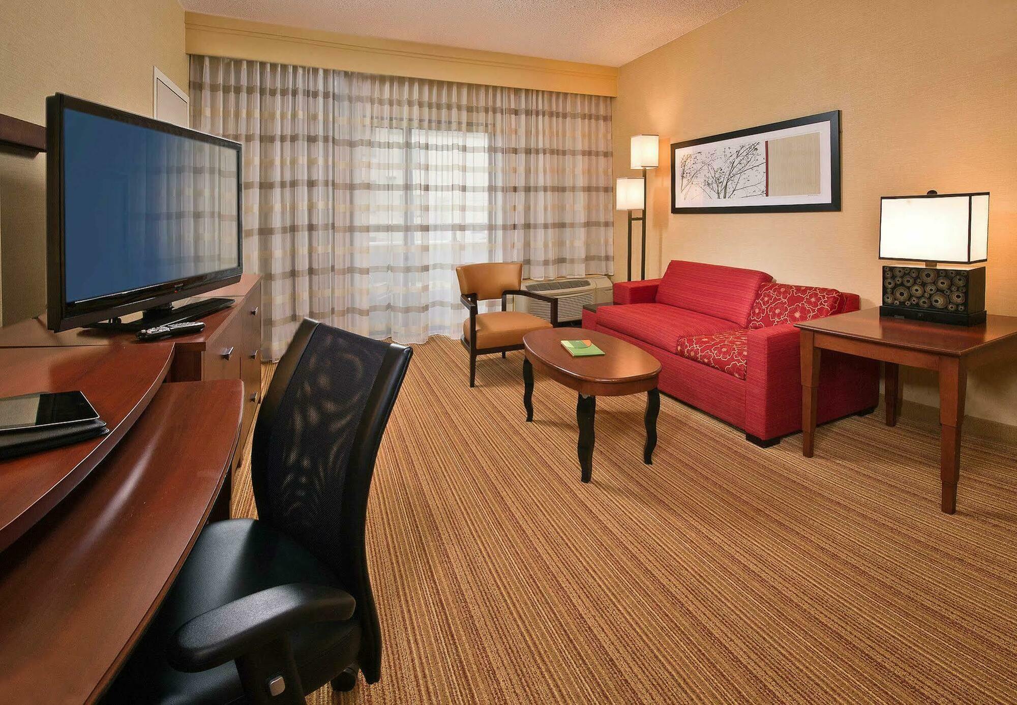 Courtyard By Marriott Mahwah Hotel Room photo
