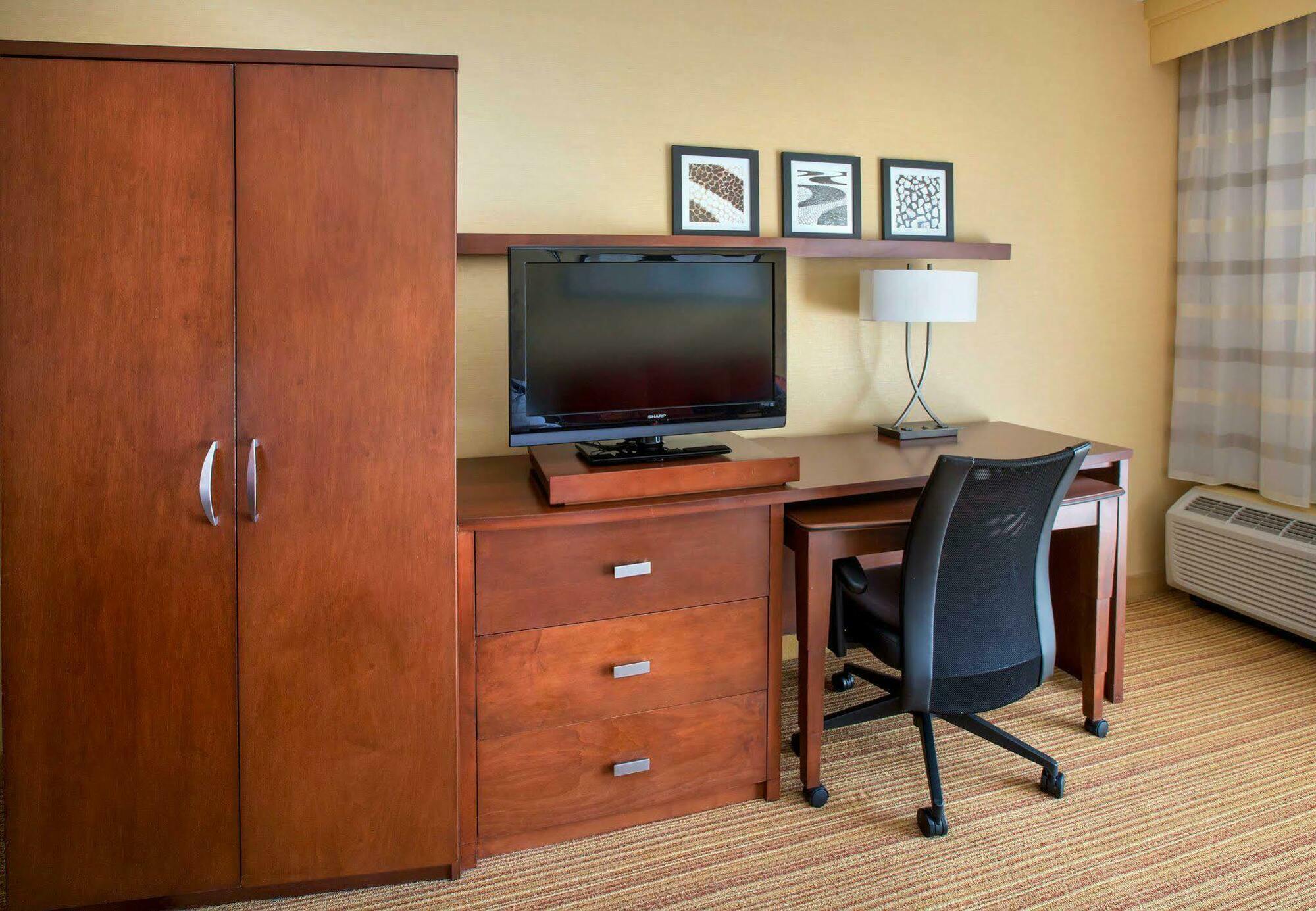 Courtyard By Marriott Mahwah Hotel Exterior photo